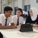 Семья Экспатов У Входа В Международную Школу Маската