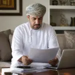 Инвестор Изучает Договор На Покупку Строящейся Недвижимости В Маскате